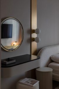 Bold Beige — Corp de iluminat, Oglindă, Dormitor